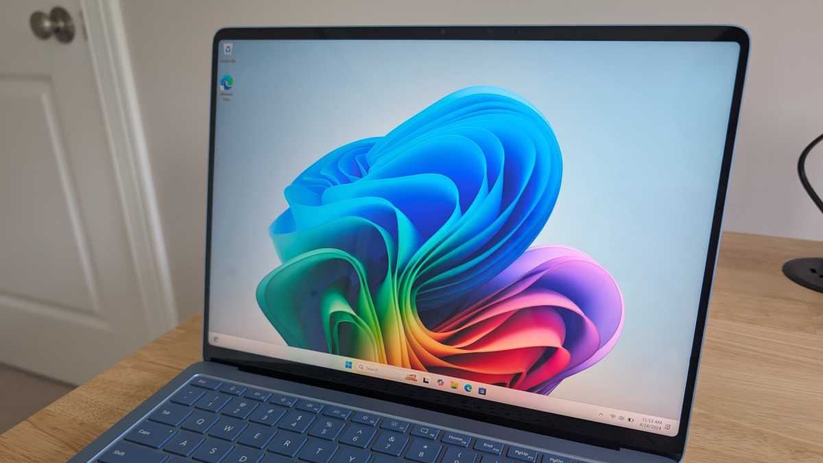 Çıplak Copilot duvar kağıdını gösteren Microsoft Surface Dizüstü Bilgisayar